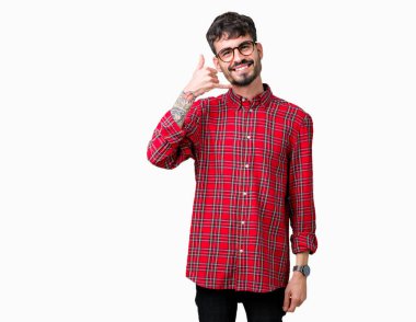 Yakışıklı delikanlı yapıyor gülümseyen izole arka plan üzerinde gözlük telefon hareketi ile el ve parmak telefonda konuşuyor gibi. Kavramları iletişim.