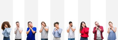 Farklı etnik genç insanlar uyku yorgun hayal ve eller ile birlikte kapalı gözlerle gülümseyerek poz beyaz çizgili izole arka plan üzerinde kolaj.