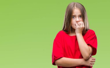 Genç güzel kız yüzünden stresli ve gergin ile izole arka plan tırnak ısırma dudaklarından eller. Anksiyete sorunu.