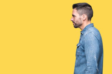 Yakışıklı delikanlı izole arka tarafına, seyir üzerinde dinlenmek doğal yüz emin gülümseme ile pozuyla profili.