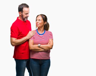 Orta yaş İspanyol çift yüzünde ciddi bir ifade ile izole arka plan üzerinde aşık. Basit ve doğal kameraya bakıyor.