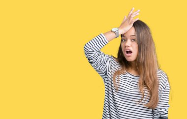 Genç güzel esmer kadın giyiyor çizgili süveter izole arka kafasına hata için el ile sürpriz üzerinde hata hatırlıyorum. Unuttum, kötü bellek kavramı.