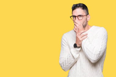 Gözlük takan bir şey pis ve iğrenç kokulu izole arka plan, dayanılmaz koku, holding nefes burun parmaklar ile yakışıklı delikanlı. Kötü kokuyor kavramı.