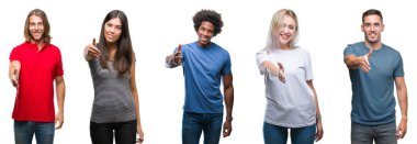 Afro-Amerikan, İspanyol ve beyaz grup olarak tebrik ve konuksever dost sunan karşılıklı gülümseyen izole beyaz arka plan üzerinde insan bileşimi. Başarılı iş.