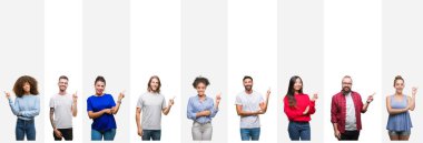 Kameraya bakarak yan el ve parmak ile işaret eden farklı etnik genç insanlar üzerinde beyaz çizgili izole arka yüzünde kocaman bir gülümseme ile kolaj.