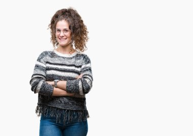 Güzel esmer kıvırcık saçlı Genç kız üzerinde gözlük takan mutlu yüz ile gülümseyerek kameraya seyir silah geçti arka plan izole. Olumlu bir kişi.