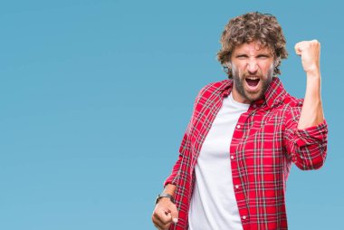 İzole arka plan öfkeli ve sinirli sinirli ve öfke ile bağırarak süre öfkeli yumruk yükselterek yakışıklı İspanyol modeli adam. Öfke ve agresif kavramı.