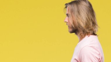 İzole arka tarafına, seyir üzerinde uzun saçlı Genç yakışıklı adam sakin ol kendine güvenen gülümseme ile doğal yüz pozuyla profili.