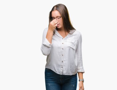 İzole arka plan üzerinde yorgun gözleri duygu yorgunluk ve baş ağrısı ve burun sürtme gözlüklü Genç beyaz güzel iş kadını. Stres ve hayal kırıklığı kavramı.