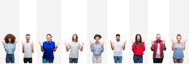 Farklı etnik genç insanlar kızgın ve silah ile başarı için deli kutluyor beyaz çizgili izole arka plan üzerinde kolaj kaldırdı ve heyecanlı çığlık gözler kapalı. Kazanan kavramı