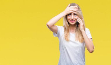 Genç güzel sarışın kadın konuşmaya kafasına, utanç ile şok el ve yüz, öfkeli ve sinirli sürpriz smartphone ile vurguladı izole arka plan üzerinde kullanma. Korku ve hata için üzgün.