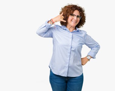 Güzel orta ager üst düzey businees kadın yapıyor gülümseyen izole arka plan üzerinde gözlük telefon hareketi ile el ve parmak telefonda konuşuyor gibi. Kavramları iletişim.