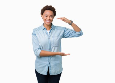 İzole arka plan ile büyük ve büyük boy işaret, ölçü birimi sembol gösteren el eller genç güzel Afrikalı-Amerikalı kadın. Kameraya bakarak gülümsüyordu. Ölçüm kavramı.