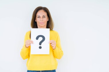 Düşünme ve kağıt soru işareti simgesi ile acımak yüz ciddi düşünüyorum üstünde kendine güvenen bir ifade ile izole arka plan üzerinde tutan orta yaş kadın