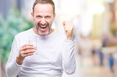 Duygu tezahürat orta yaş ağarmış komuta sizde gurur çığlık ve zafer ve başarı çok heyecanlı, kutluyor izole arka plan üzerinde bardak su içme