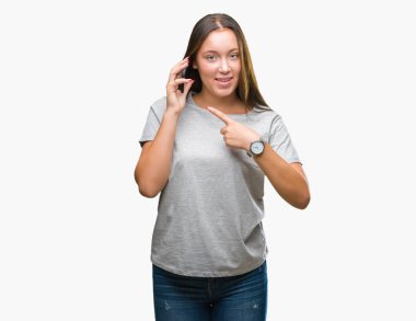 Genç güzel beyaz kadın Smartphone'da izole arka plan üzerinde çok el ve parmak ile işaret mutlu söz