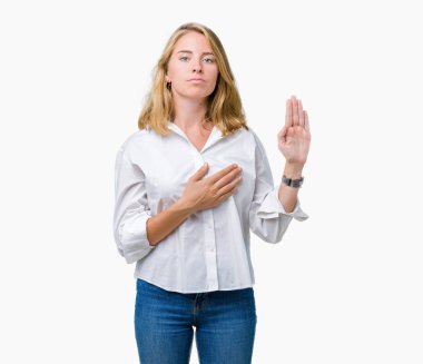 Güzel genç iş kadını izole arka plan üzerinde göğüs ve bir sadakat sözü yemin yapma avuç, el ile küfür