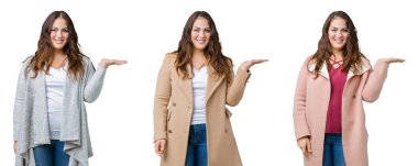 Güzel neşeli sunulması ve kameraya bakarak avucunun ile işaret gülümseyen izole arka plan üzerinde kış ceket giyen boyutu kadın artı kolaj.