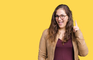 Artı boyutu giyen genç kadın güzel bir elbise ve deri ceket izole üzerinde arka plan işaret parmağı kadar başarılı fikir. Çıktıktan ve mutlu. Bir numara.