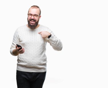 Genç beyaz hipster adam manifatura sürpriz yüz işaret parmağı kendini izole arka plan üzerinde Smartphone kullanarak ileti gönderme