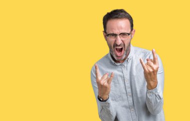 Deli ifade rock simge elle yapıyor ile bağırarak izole arka plan üzerinde gözlük takan yakışıklı orta yaş zarif komuta sizde. Müzik yıldızı. Ağır kavramı.