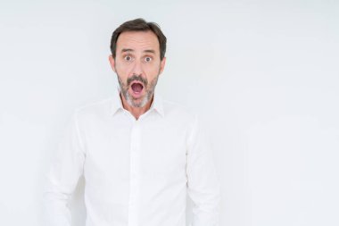 Zarif komuta sizde korkmuş ve şok sürpriz ifade ile izole arka plan üzerinde korku ve yüz heyecanlı.