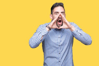 Genç yakışıklı adam ağzına sesle elleriyle kızgın bağırarak izole arka plan üzerinde