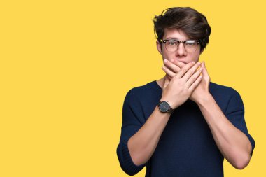 Üzerinde gözlük takan genç yakışıklı adam arka plan ağız hata için elleriyle kapsayan şok izole. Gizli kavramı.