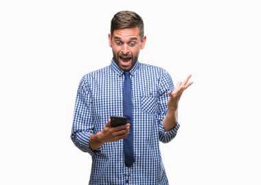 Genç atlatmışsınız adam manifatura üzerinden Smartphone kullanarak ileti gönderme büyük gülümseme ile çığlık zaferini kutluyor ve ellerini kaldırdı arka plan çok mutlu ve heyecanlı, kazanan ifade izole