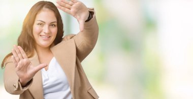 Artı boyutu genç kadın güzel üzerinde kış palto giyiyor arka plan avuç içi ve parmaklar, kamera perspektif çerçeve kullanarak yapıyor gülen eller izole