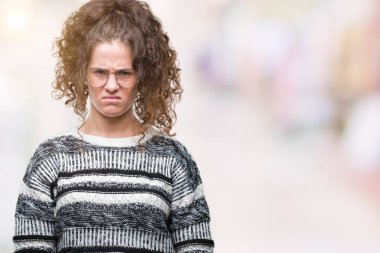 Güzel esmer kıvırcık saçlı Genç kız sorunu nedeniyle izole arka plan şüpheci ve sinir, papatyanın üzgün üzerinde gözlük takıyorum. Negatif kişi.