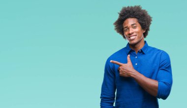 Afro Amerikalı adam izole arka neşeli bir gülümseme ile el ve parmak kadar kameraya bakarak yüzündeki mutlu ve doğal ifade ile yan ile işaret yüz üzerinden.