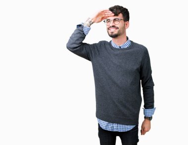 Genç yakışıklı çok mutlu ve gülümseyen uzakta el ile üzerine kafa seyir izole arka plan üzerinde gözlüklü adam akıllı. Arama kavramı.