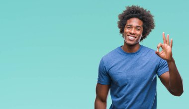 İzole edilmiş arka planda gülümseyen Afro-Amerikalı adam el ve parmaklarıyla 