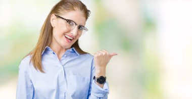 Güzel orta yaş olgun iş kadını arıyor ve başparmak yanında yukarıyı mutlu yüz ile gülümseyen izole arka plan üzerinde gözlük.