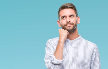 Yakışıklı delikanlı çene düşünme hakkında soru, dalgın ifade üzerine el ile izole arka plan üzerinde. Düşünceli yüzüyle gülümsüyor. Şüphe kavramı.