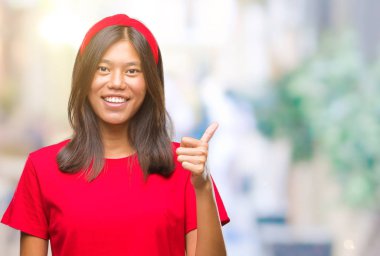 Genç Asyalı kadın hareketi el ile mutlu yaşasın yapıyor izole arka plan üzerinde. Kameraya bakarak başarı gösteren ile ifade onaylama.