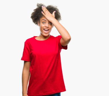 İzole arka kafasına hata için el ile sürpriz genç afro Amerikan kadın hata hatırlıyorum. Unuttum, kötü bellek kavramı.