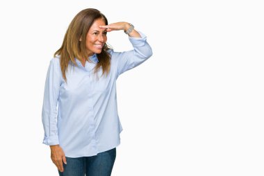 Güzel orta yaş iş izole arka plan çok mutlu ve gülümseyen uzakta el ile üzerine kafa seyir yetişkin kadın. Arama kavramı.