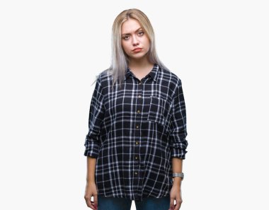 Çatık sarışın genç kadın üzerinde izole arka plan şüpheci ve sinir, sorunu nedeniyle üzgün. Negatif kişi.