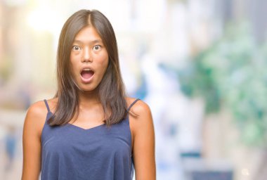 Genç Asyalı kadın korkuyor ve şok sürpriz ifade ile izole arka plan üzerinde korku ve yüz heyecanlı.