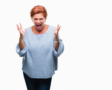 Arka plan deli kutluyor üzerinde kış kazak giyen Atrractive üst düzey beyaz Kızıl saçlı kadın izole ve crazy arms ile başarı için kaldırdı ve heyecanlı çığlık gözler kapalı. Kazanan kavramı