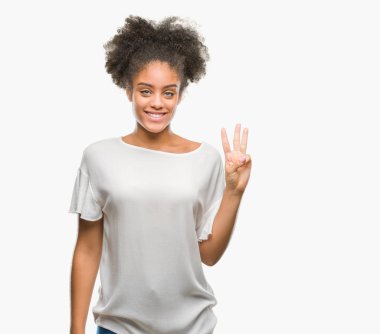 Genç afro Amerikalı kadın gösterilen ve parmakları ile işaret izole arka plan üzerinde üçüncü ise kendinden emin ve mutlu gülümseyerek.