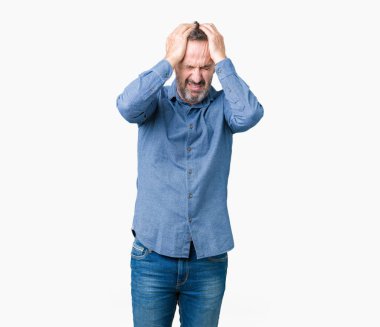 Yakışıklı orta yaş zarif komuta sizde çünkü umutsuz ve stresli baş ağrısı acı izole arka plan üzerinde ağrı ve migren. Ellerini kafasına.