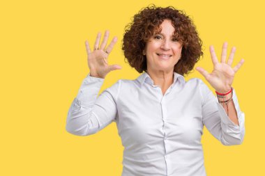 Gösterilen ve parmakları ile işaret izole arka plan güzel orta ager üst düzey businees kadın kendinden emin ve mutlu gülümseyerek süre on numara.