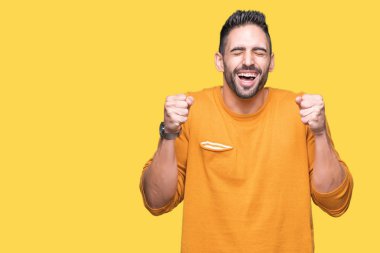 Yakışıklı delikanlı izole arka kolları olan başarı için heyecan üzerinde zafer kutluyor gülümseyen kaldırdı. Kazanan kavramı.