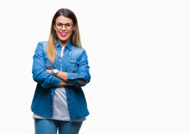 Kameraya bakarak çapraz silah ile gülümseyen izole arka plan mutlu yüzüne gözlüklü üzerinde genç güzel kadın. Olumlu bir kişi.