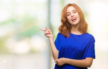 Kameraya bakarak yan el ve parmak ile işaret izole arka yüzünde kocaman bir gülümseme ile genç güzel kadın.