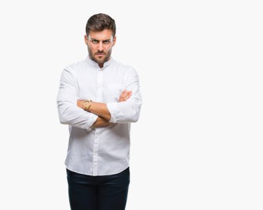 Yakışıklı delikanlı izole arka plan şüpheci ve sinir, onaylamayan ifade yüz çapraz kolları üzerinde. Negatif kişi.