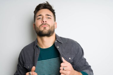 Yakışıklı delikanlı possing ve modelleme gri izole arka plan üzerinde